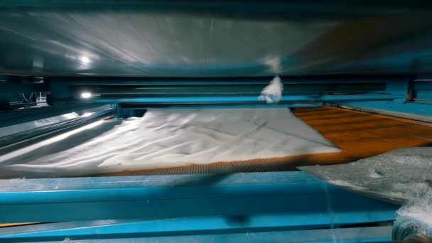 Syntepon productieproces. Hoe synthpeon wordt gemaakt. Fabriek van non-woven materialen. Binnenin de machine voor de productie van synthetische overwinteraar — Stockvideo