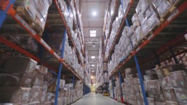Yüksek rafları olan çok büyük bir depo. Büyük bir depoda. Mallarla dolu büyük bir depo. Modern depo