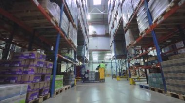 Modern bir depoda forklift. Depoda aktif bir iş. Büyük bir şirketin deposu. Depo çalışması.