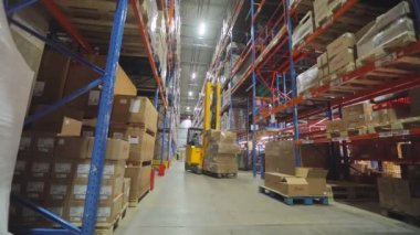 Modern bir depoda forklift. Depoda aktif bir iş. Büyük bir şirketin deposu. Depo çalışması.