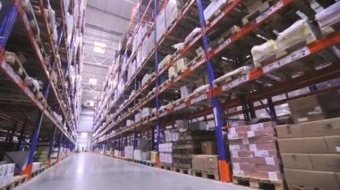 Mallarla dolu büyük bir depo. Yüksek rafları olan çok büyük bir depo. Büyük bir depoda. Modern depo