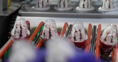 Dondurma üretimi yakın plan. Otomatik dondurma üretimi. Otomatik dondurma üretim hattı