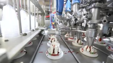 Modern dondurma üretimi. Bir fabrikada otomatik taşıyıcı. Dondurma fabrikasında modern teknoloji.