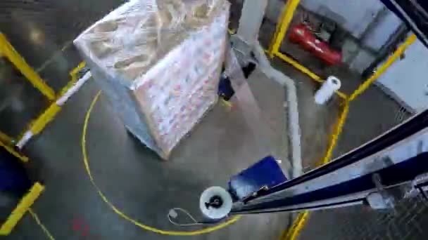 Box stretch wrapping machine timelapse. pallet wrapping machine. Machine for wrapping boxes in a plastic film in a circle. Packing boxes in plastic film. — Vídeo de stock