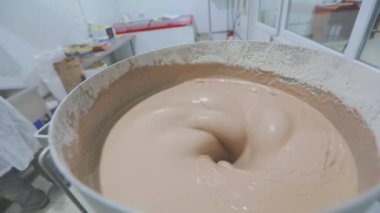 Waffle için hamur topluyorum. Waffle kabı pişirmek için hamur hazırlığı. Yiyecek üretimi. Fabrikada para kazanma süreci.