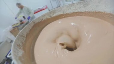 Fabrikada para kazanma süreci. Waffle için hamur topluyorum. Waffle kabı pişirmek için hamur hazırlığı. Gıda üretimi.