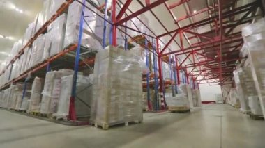 Kamera fabrika deposundan geçiyor. Modern depo, endüstriyel iç mekan. İçinde insan olmayan modern bir depo..