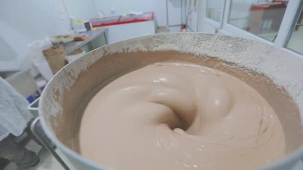 Faire de la pâte pour les gaufres. Préparation de la pâte pour la cuisson des tasses à gaufres. Production alimentaire. Le processus de fabrication de la pâte dans une usine — Video