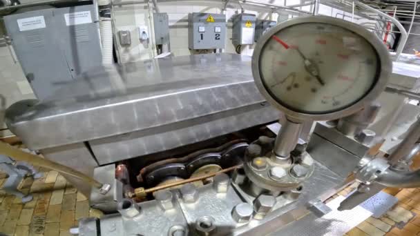 Tryckmätare i en fabrik, pilrörelse på en industriell tryckmätare. Industriell tryckmätare — Stockvideo