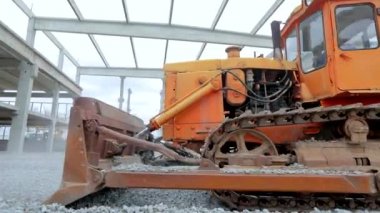 Sarı buldozer inşaat alanında çalışıyor. Buldozer toprak katmanını düzleştiriyor. İnşaat alanında sarı buldozer. İnşaat alanında buldozer. Ağır inşaat ekipmanları