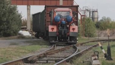 Vagonların hareketi için traktör. Nakliye arabalarını çekmek için bir araba. Tren vagonları için özel ekipman