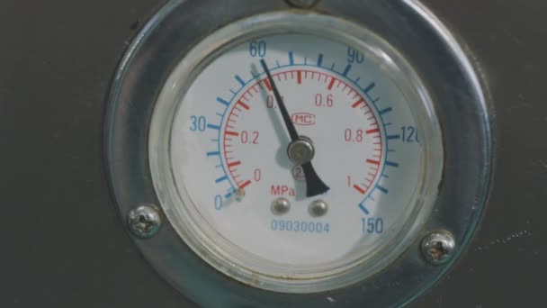 Medidor de pressão em uma fábrica, movimento de seta em um medidor de pressão industrial. Medidor de pressão industrial — Vídeo de Stock