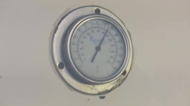 Manometer in einer Fabrik, Pfeilbewegung auf einem industriellen Manometer. Industrielle Manometer — Stockvideo