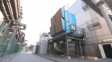 Hava arındırma için endüstriyel kurulum. Büyük bir fabrikada hava arındırma. Fabrikadaki modern hava arındırma sistemi.