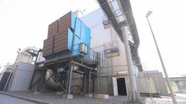 Büyük bir fabrikada hava arındırma. Hava arındırma için endüstriyel kurulum. Fabrikadaki modern hava arındırma sistemi.