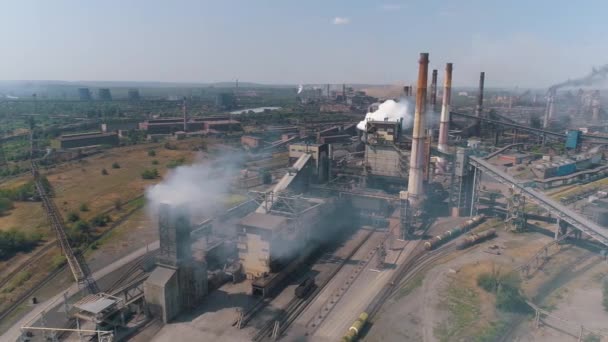 Emissões perigosas da chaminé da fábrica. Fumar de uma grande planta. Voo sobre uma grande fábrica metalúrgica. Vista superior da planta grande. — Vídeo de Stock