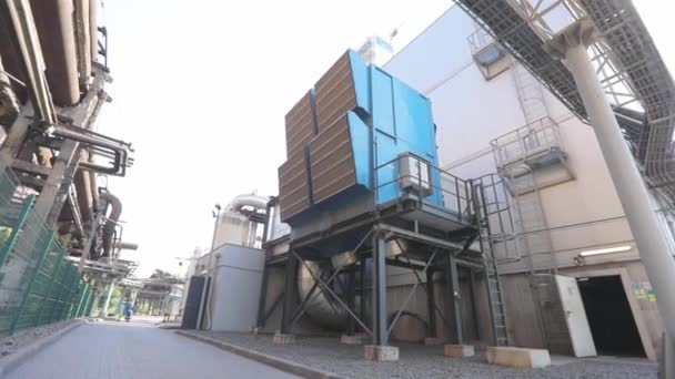 Ndustrial installation for air purification. Čištění vzduchu ve velké továrně. Moderní systém čištění vzduchu v továrně — Stock video