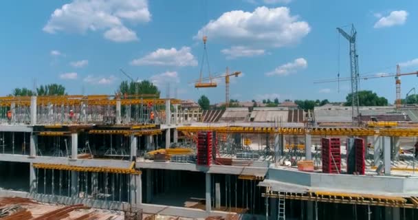 Bau eines modernen Fußballstadions. Bauarbeiter stellen Schalungen auf der Baustelle für ein neues Stadion her. Luftaufnahme der Stahlbetonkonstruktion — Stockvideo