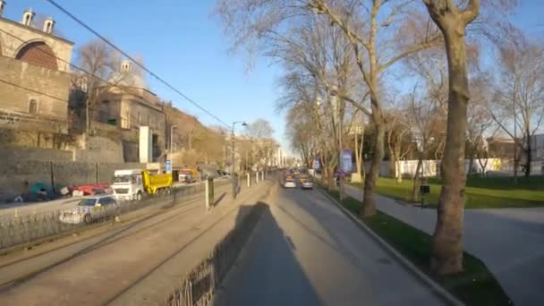 İstanbul 'a yolculuk. Arabanın camından İstanbul manzarası. İstanbul sokaklarının görüntüsü bir arabadan — Stok video