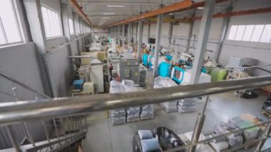 Üretim atölyesi genel planı. Makine gereçleri ile büyük bir atölye genişliği. Modern bir fabrikanın sanayi bölgesi.