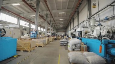 Üretim atölyesi genel planı. Makine gereçleri ile büyük bir atölye genişliği. Modern bir fabrikanın sanayi bölgesi.