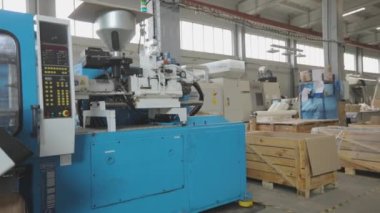 Üretim atölyesi genel planı. Makine gereçleri ile büyük bir atölye genişliği. Modern bir fabrikanın sanayi bölgesi.
