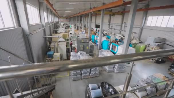 Üretim atölyesi genel planı. Makine gereçleri ile büyük bir atölye genişliği. Modern bir fabrikanın sanayi bölgesi. — Stok video