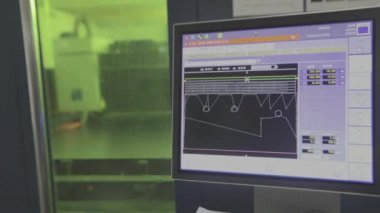 Cnc makinesindeki metal parçanın işlenmesi. CNC makinesinde tüm metallerden oluşan bir parça oluşturma