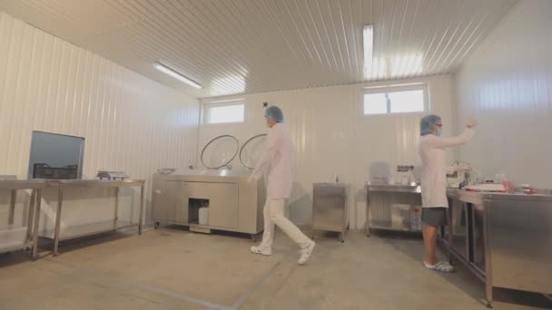 Extrakce slizu z hlemýžďů na šnečí farmě. Laboratoř na šnečí farmě. Extrakce slizu na šnečí farmě — Stock video