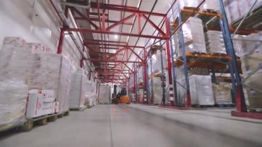 Forklift fabrikanın deposundan geçiyor. Modern depo. Fabrikada büyük bir depo. Depo çalışması