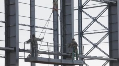 Endüstriyel bir binanın metal iskeleti. Bir sanayi binasının inşaatı. Fabrika için büyük bir depo inşaatı