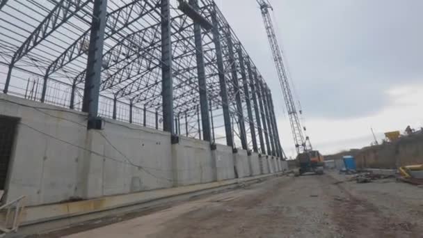 Construction of an industrial building. Metal frame of an industrial building. Construction of a large warehouse for a factory — Stok video