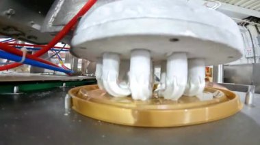Otomatik dondurma üretimi. Dondurmalı pasta yapmak için otomatik taşıyıcı. Dondurma tüplerden güzelce çıkarılmış.
