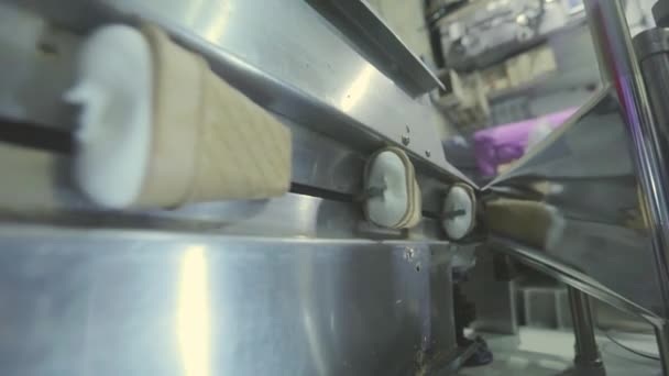 Ice cream packaging in cellophane packaging. Ice cream packaging. Packing ice cream on the conveyor. — Stock Video