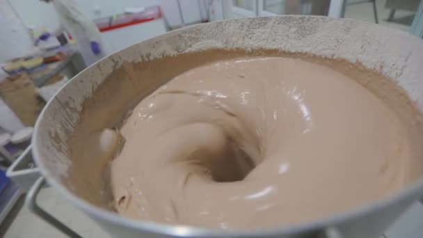 为华夫饼做面团为烘焙华夫饼杯准备面团.粮食生产。在工厂里做面团的过程 — 图库视频影像