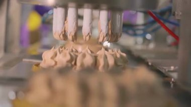 Pasta üretimi. Modern bir fabrikada kek üretimi. Kek konveyör çizgisinde. Otomatik pasta oluşturma süreci