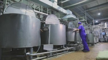 Yiyecek fabrikasındaki dükkanın içinde. Yiyecek endüstrisi. Hamur yoğurmak için konteynırlar
