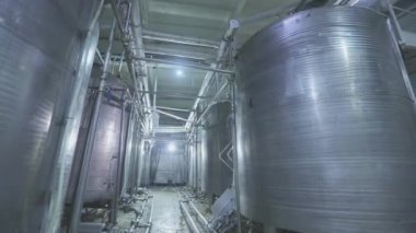 Yiyecek üretimi. Endüstriyel iç mekan. Gıda endüstrisindeki büyük konteynırlar. Dondurma endüstrisindeki parlak metal kaplar..