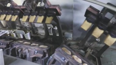 Gofret fincanı üretimi için bir makine. Modern dondurma fabrikası. Gofret fincanı üretimi için konveyör hattı. Dondurma için gözleme kabı pişiriyorum.