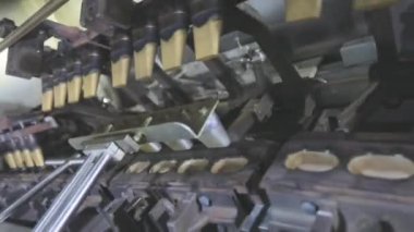 Gofret fincanı üretimi için konveyör hattı. Gofret fincanı üretimi için bir makine. Dondurma için gözleme kabı pişiriyorum.