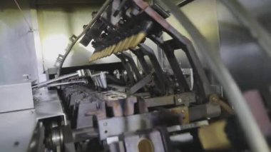 Waffle fincanı yapıyorum. Gofret bardaklarının otomatik üretimi. Dondurma fabrikası