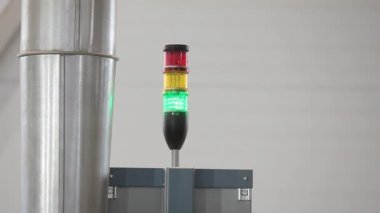 Fabrikadaki ışık emici. Fabrikadaki makinelerin çalışmalarını gösteriyor. fabrika uyarı sinyali
