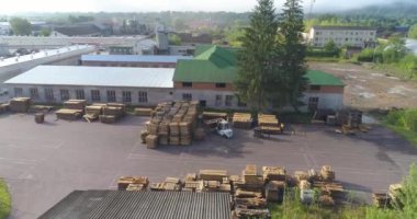 Forklift taşıma kerestesi fabrikadan geçiyor. Bir marangoz fabrikasının üzerinde bir uçuş. Büyük marangoz fabrikası manzarası. Modern mobilya fabrikasının genel planı