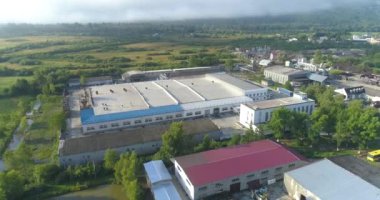 Ekolojik olarak temiz bir bölgede büyük bir fabrika. Büyük fabrika manzarası. Taşra insansız hava aracı görünümlü modern bir bitki..