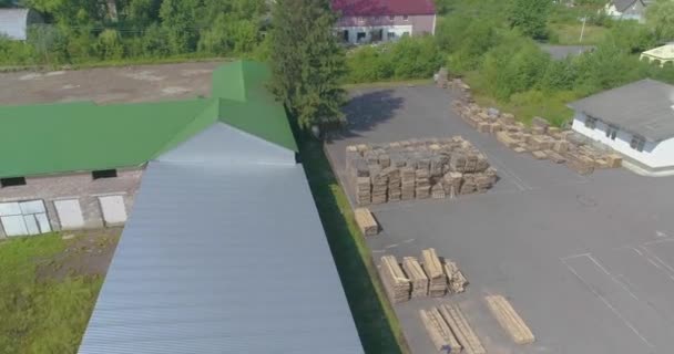 Stor träbearbetningsfabrik ovanifrån. En flygning över en träbearbetningsfabrik. Översiktsplan för en modern möbelfabrik. — Stockvideo