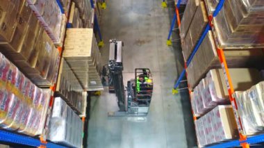 Büyük, modern bir depo. Modern bir depoda çalışıyorum. Büyük bir depoda forklift.