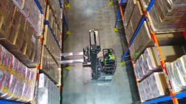 Modern bir depoda çalışıyorum. Büyük bir depoda forklift. Büyük modern depo.