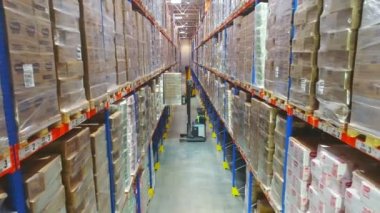 Depoda modern bir forklift. Modern bir depoda iş akışı. Büyük depo üst görünümü