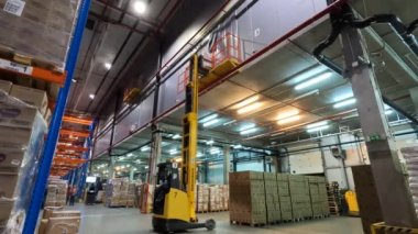 Bir depoda forklift işi. Modern forklift bir depoda çalışıyor. İki katlı modern bir depo. Depoda özel ekipman işi. endüstriyel iç