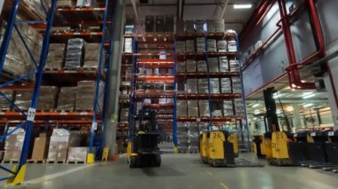 Depoda aktif bir iş. Modern forklift bir depoda çalışıyor. Depoda özel ekipman işi. Endüstriyel iç. Bir depoda forklift işi..